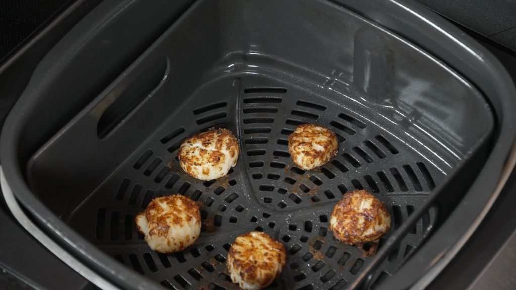 Sea Scallops arranged in an air fryer basket